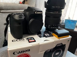 Canon EOS 80D + Objetivo 18-135mm + muchos extras