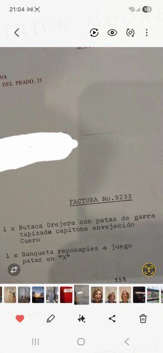 Butaca orejera con patas de garra capitoné cuero.