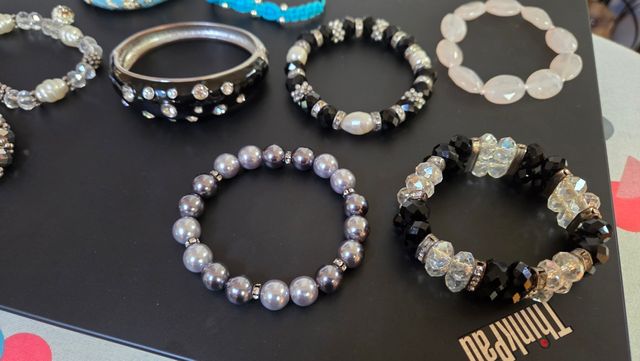 9 pulseras variadas en color y diseño