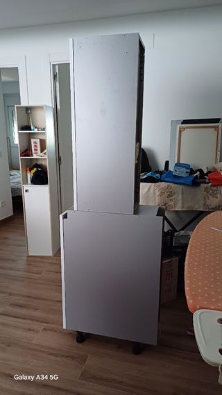 Mueble gris y blanco para cocina