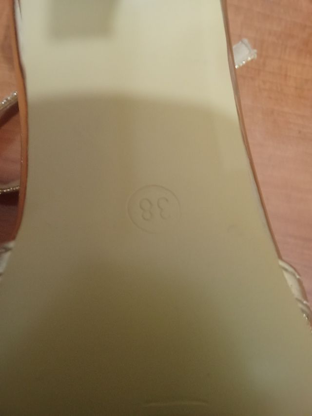 Zapatos dorados tacón aguja talla 38