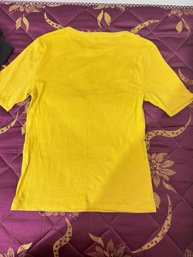 Camiseta Zara color moztaza talla m