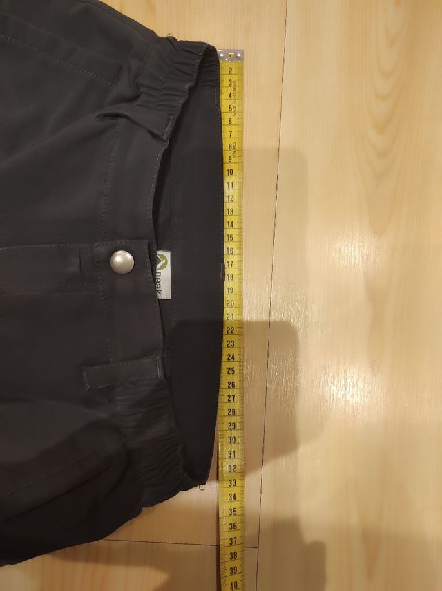 Pantalones Neak Peak Grises