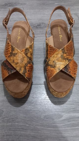 Sandalias cuña Alma en Pena serpiente