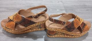 Sandalias cuña Alma en Pena serpiente