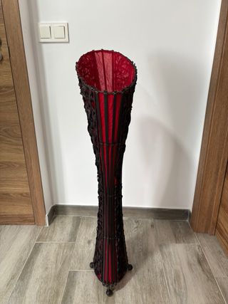 Lámpara pie de mimbre con tela roja