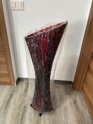 Lámpara pie de mimbre con tela roja