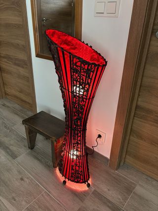 Lámpara pie de mimbre con tela roja