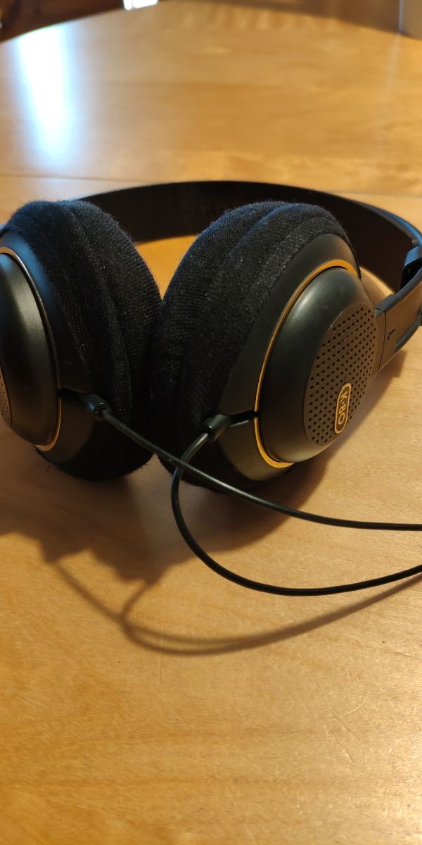 Auriculares AKG K80 - negros y dorados