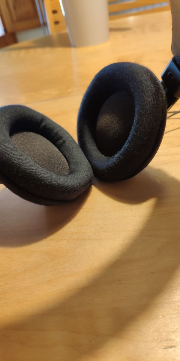 Auriculares AKG K80 - negros y dorados