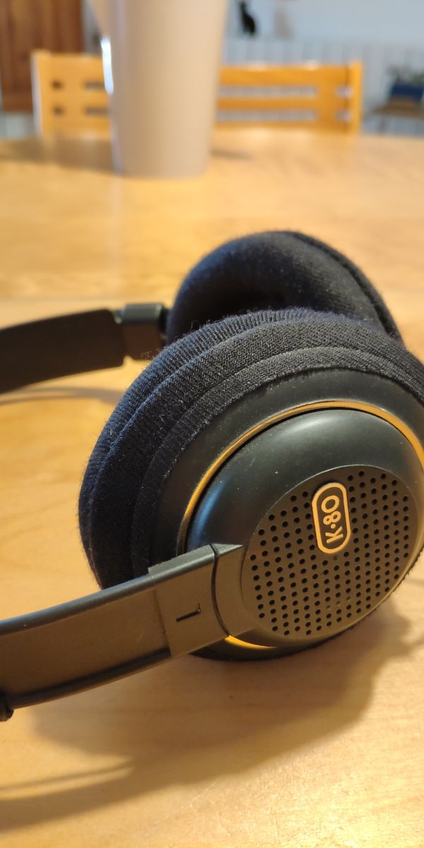 Auriculares AKG K80 - negros y dorados