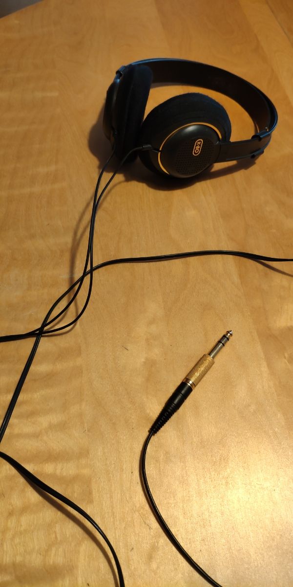 Auriculares AKG K80 - negros y dorados