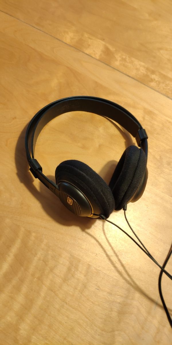 Auriculares AKG K80 - negros y dorados