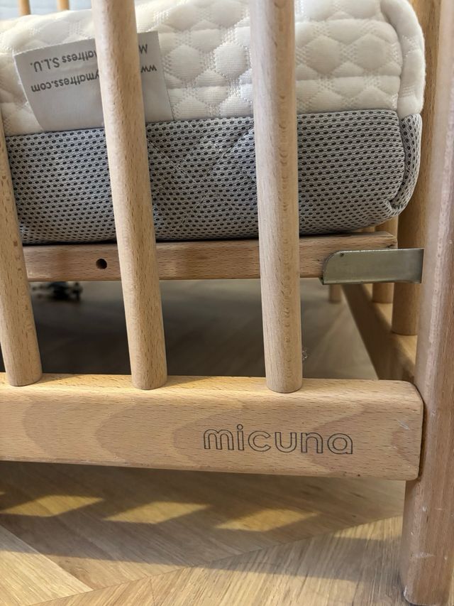 Cuna/ colhecho, en madera de color natural