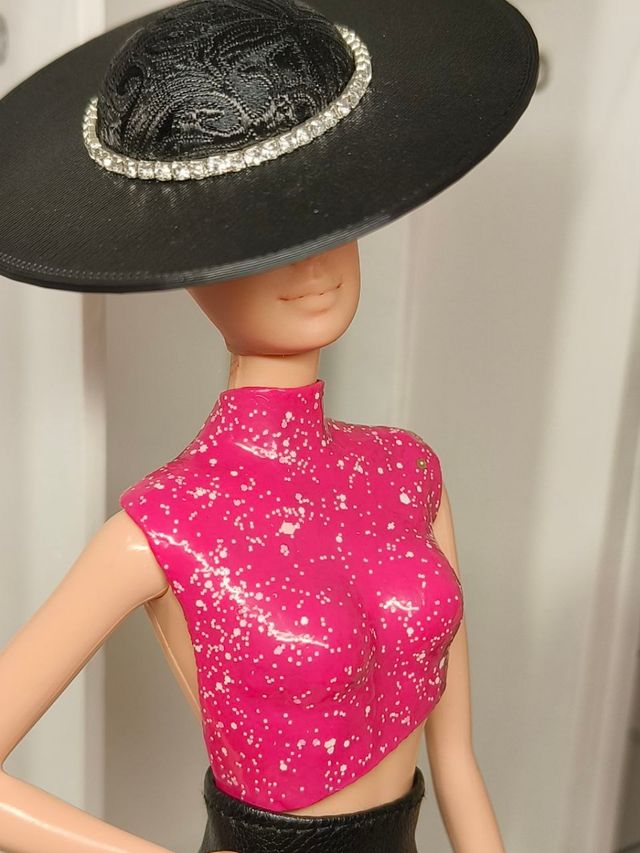 Corpiño rígido rosa frontal Barbie Muse Model 