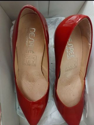 Zapatos de la marca total Flex rojos, talla 37