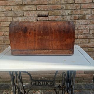 Máquina coser marca SIGMA, y tapa de marca Singer.