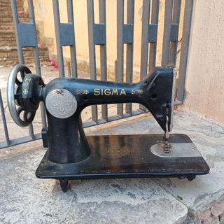 Máquina coser marca SIGMA, y tapa de marca Singer.