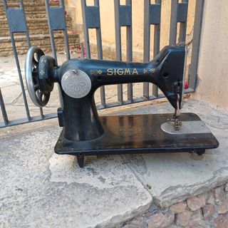 Máquina coser marca SIGMA, y tapa de marca Singer.