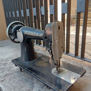 Máquina coser marca SIGMA, y tapa de marca Singer.