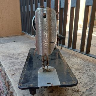 Máquina coser marca SIGMA, y tapa de marca Singer.