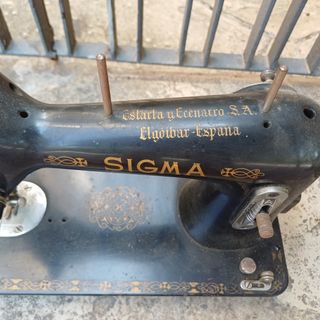 Máquina coser marca SIGMA, y tapa de marca Singer.