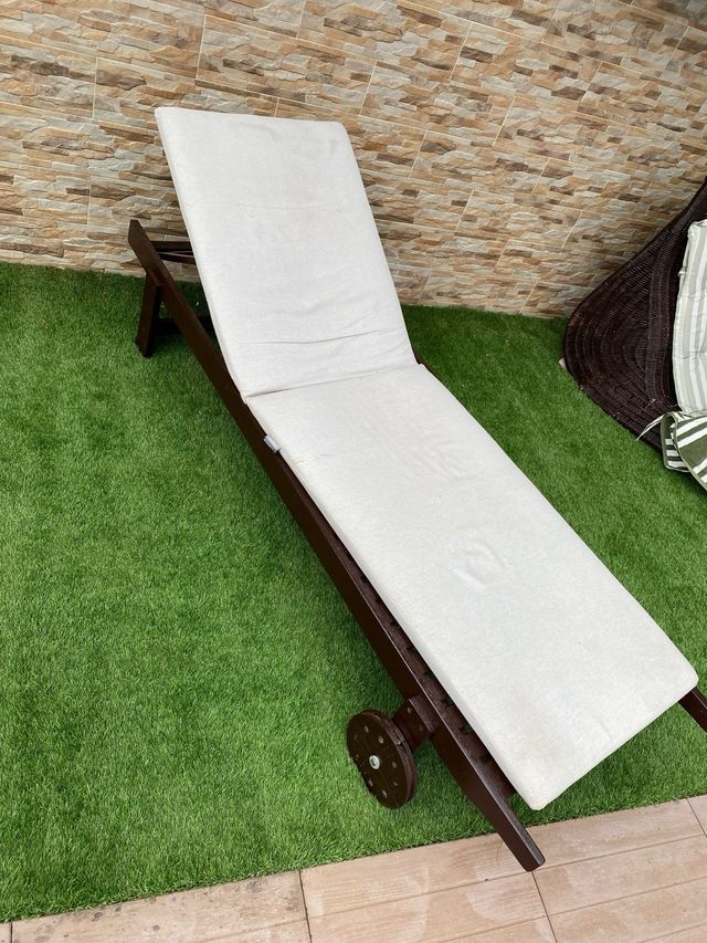 Hamaca de madera marrón recien restaurada