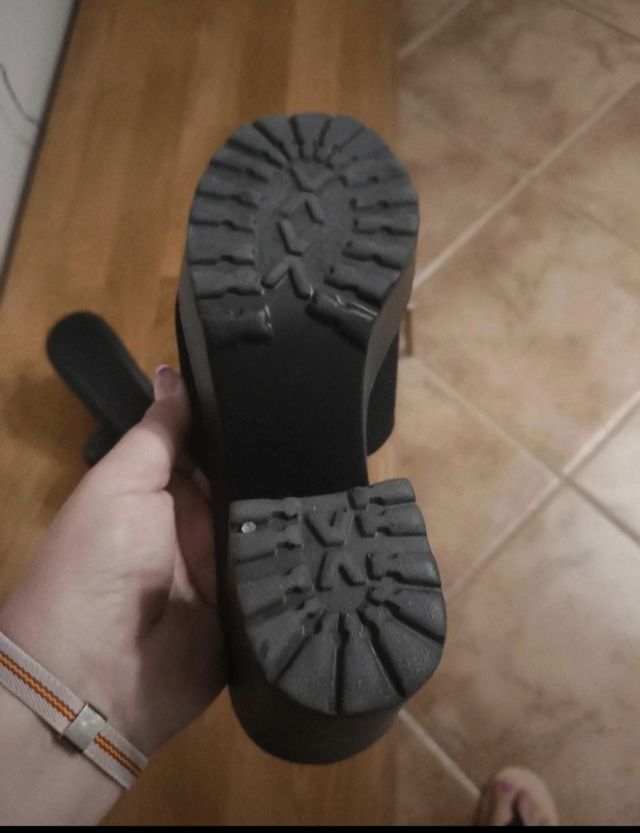 Zuecos negros de plataforma