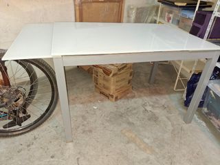 Mesa cocina cristal templado blanco y metálica.
