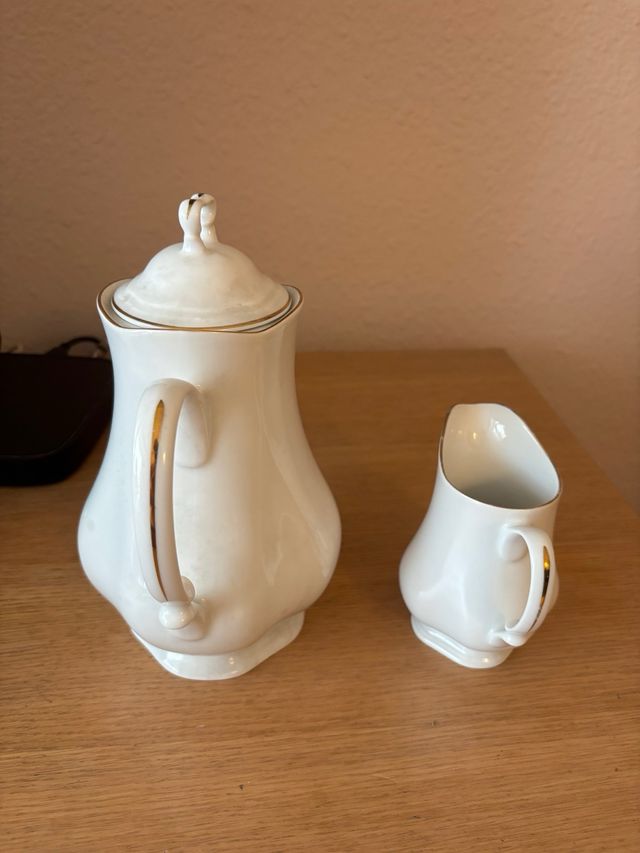 Cafetera y lechera porcelana dorada