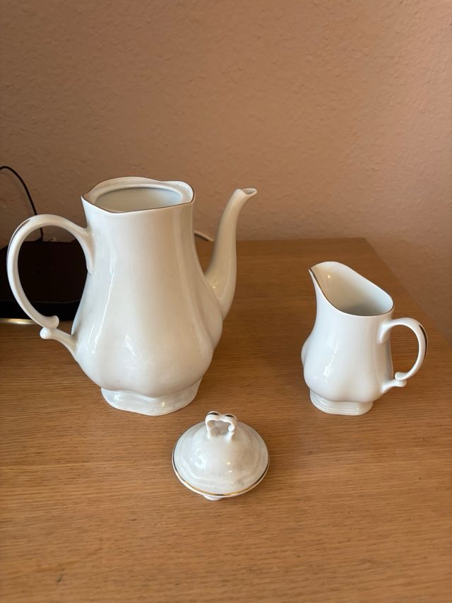 Cafetera y lechera porcelana dorada