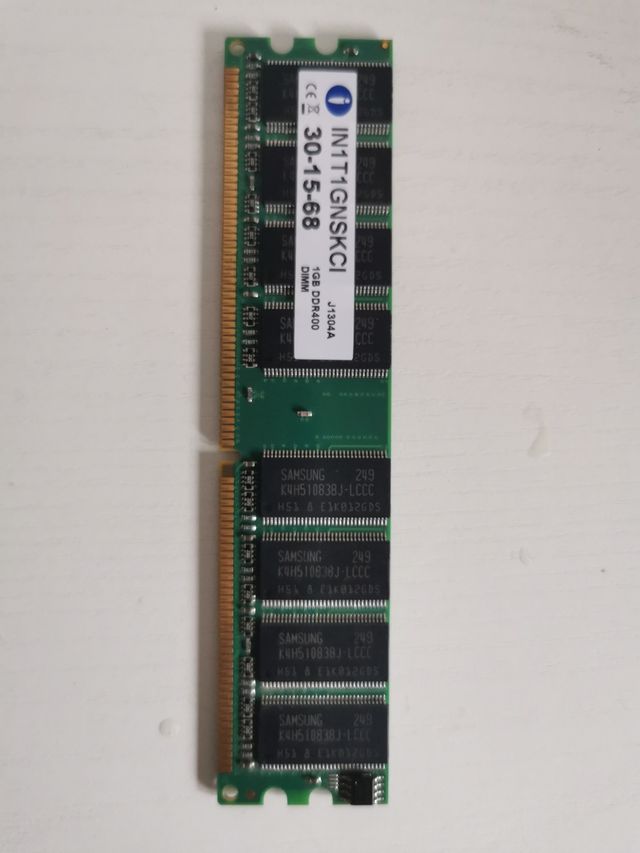 Memorias RAM 184 pines Kingston y otro.
