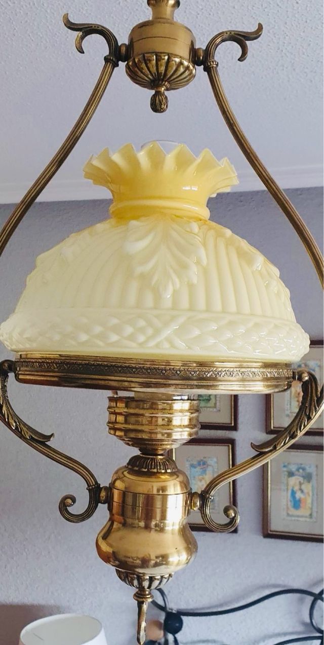 Lámpara de techo antigua de bronce y cristal.