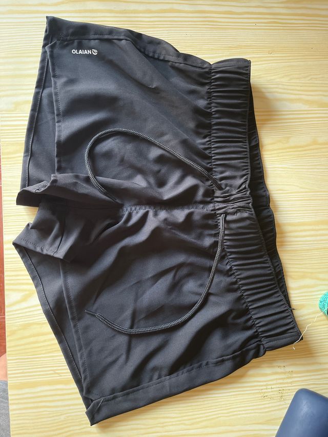 Shorts deportivos impermeables. Olaian.