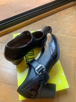 Pitillos negros, zapatos tacón, nuevos a estrenar.