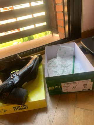 Pitillos negros, zapatos tacón, nuevos a estrenar.