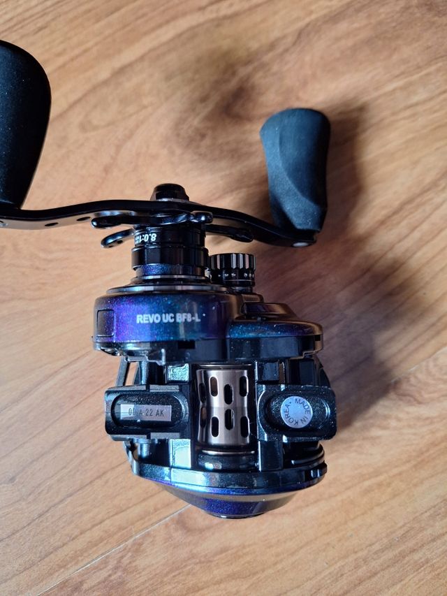 Vendo o cambio Carrete Abu Garcia Revo UC BF8-L