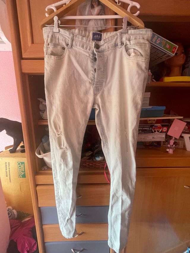 Calças jeans rasgadas claras