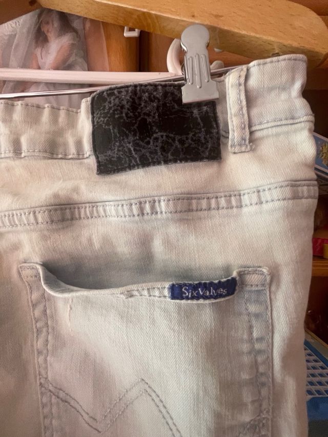 Calças jeans rasgadas claras