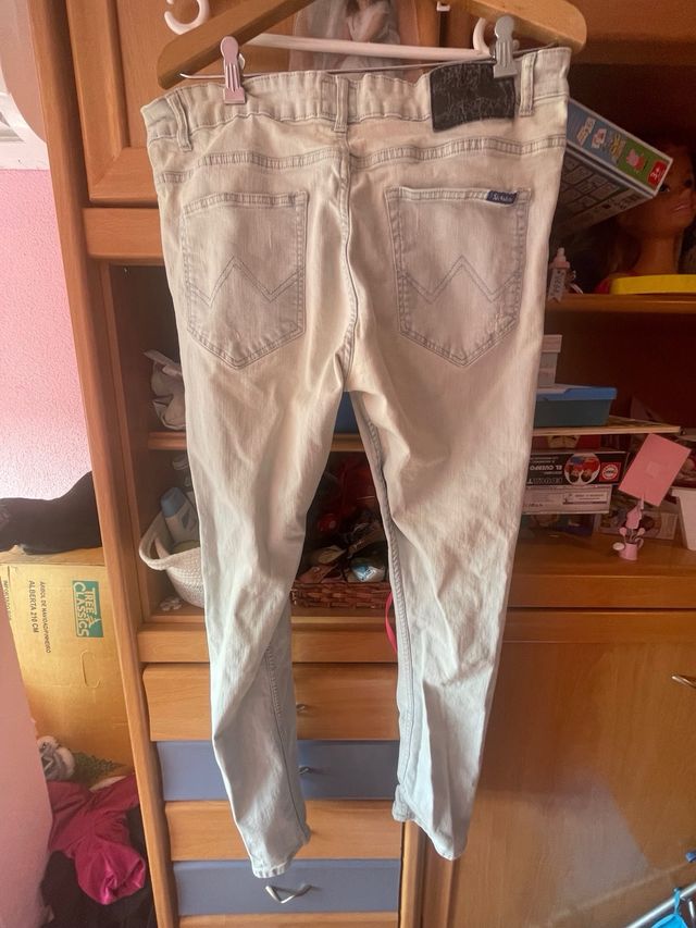 Calças jeans rasgadas claras