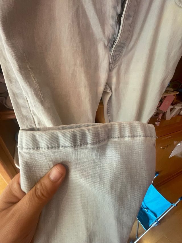 Calças jeans rasgadas claras