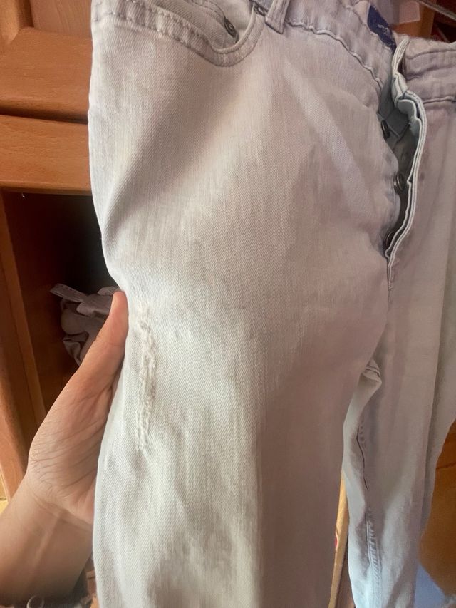 Calças jeans rasgadas claras