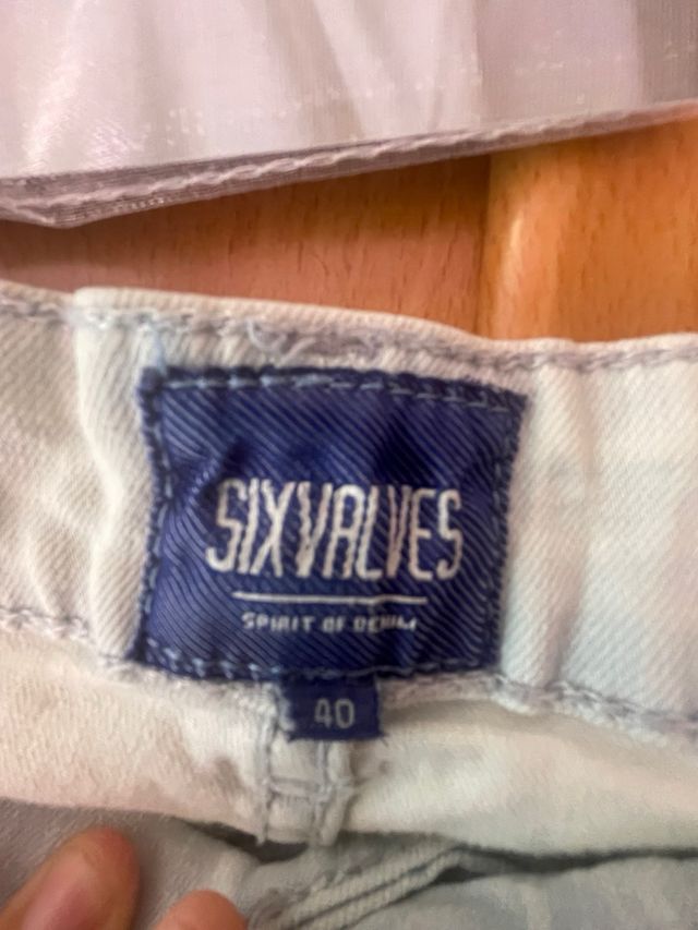 Calças jeans rasgadas claras