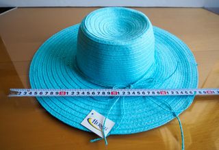 Sombrero de playa. Paja, azul claro