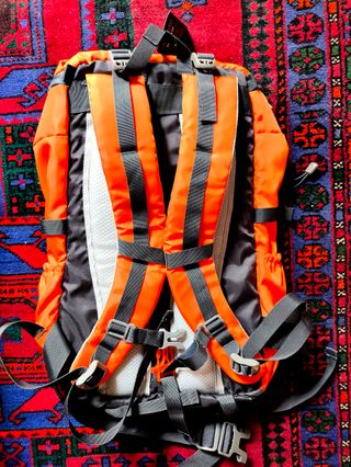 MOCHILA SENDERISMO MONTAÑA 30L - NUEVA A ESTRENAR