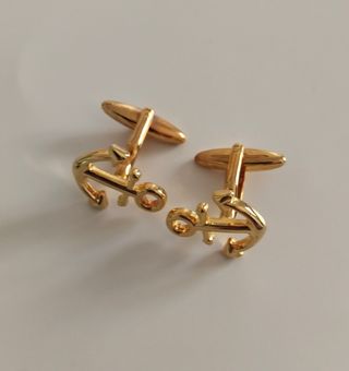 Gemelos y pisa corbata dorados