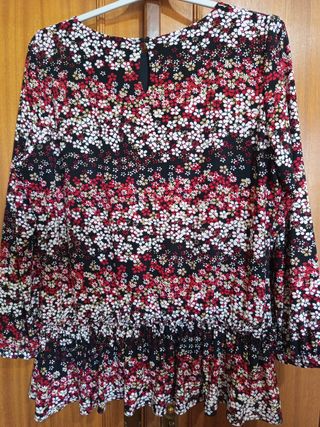 Blusa floral roja y negra
