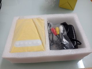 Mini proyector LED amarillo