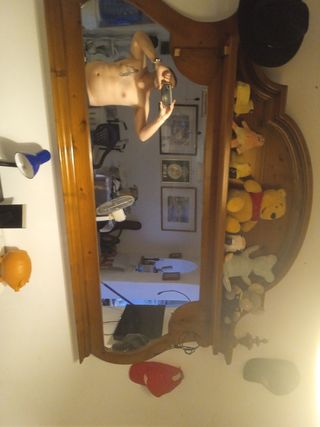 Espejo con marco de madera y estantería