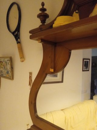 Espejo con marco de madera y estantería